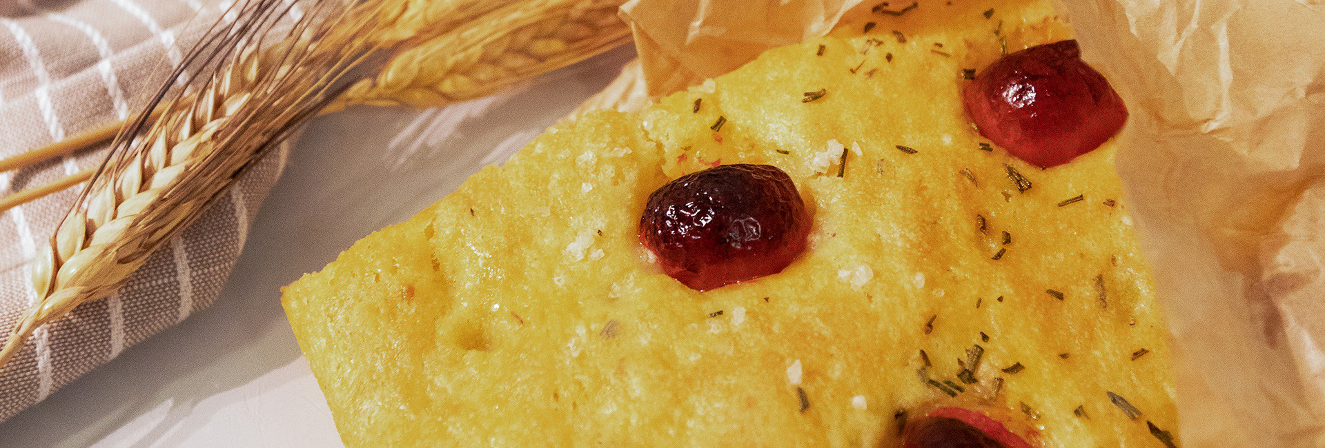 Una patata e un po' di semola, fai una focaccia barese mai mangiata prima:  dimenticavo i pomodorini che non devono mancare 